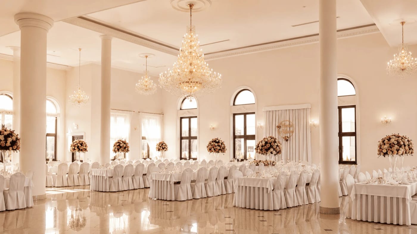 Elegancka sala balowa z kryształowymi żyrandolami w Różanym Dworze